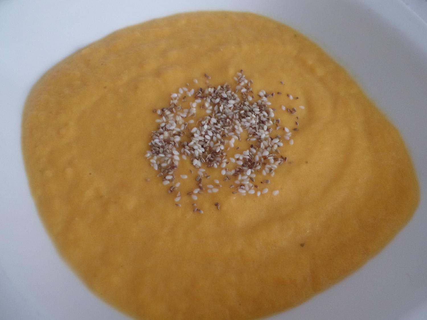 Möhren-Mango-Ingwer-Suppe mit Sesam und Schwarzkümmel - Rezept - kochbar.de