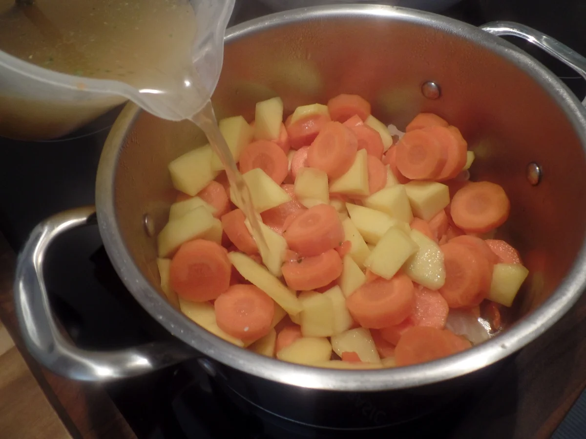 Rezept: Möhren-Mango-Ingwer-Suppe mit Sesam und Schwarzkümmel Bild Nr. 11777 Möhren-Mango-Ingwer-Suppe mit Sesam und Schwarzkümmel - Rezept - Bild Nr. 11777