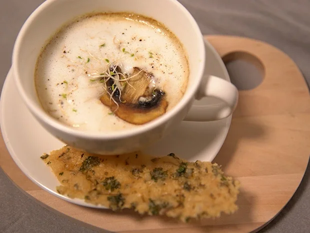 Waldpilz-Cappuccino mit Parmesan-Petersilien-Knusper und Walnussbrot - Rezept - Bild Nr. 2