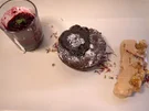 Schokoküchlein mit flüssigem Kern, Macadamiaparfait und Beerenkompott - Rezept - Bild Nr. 2