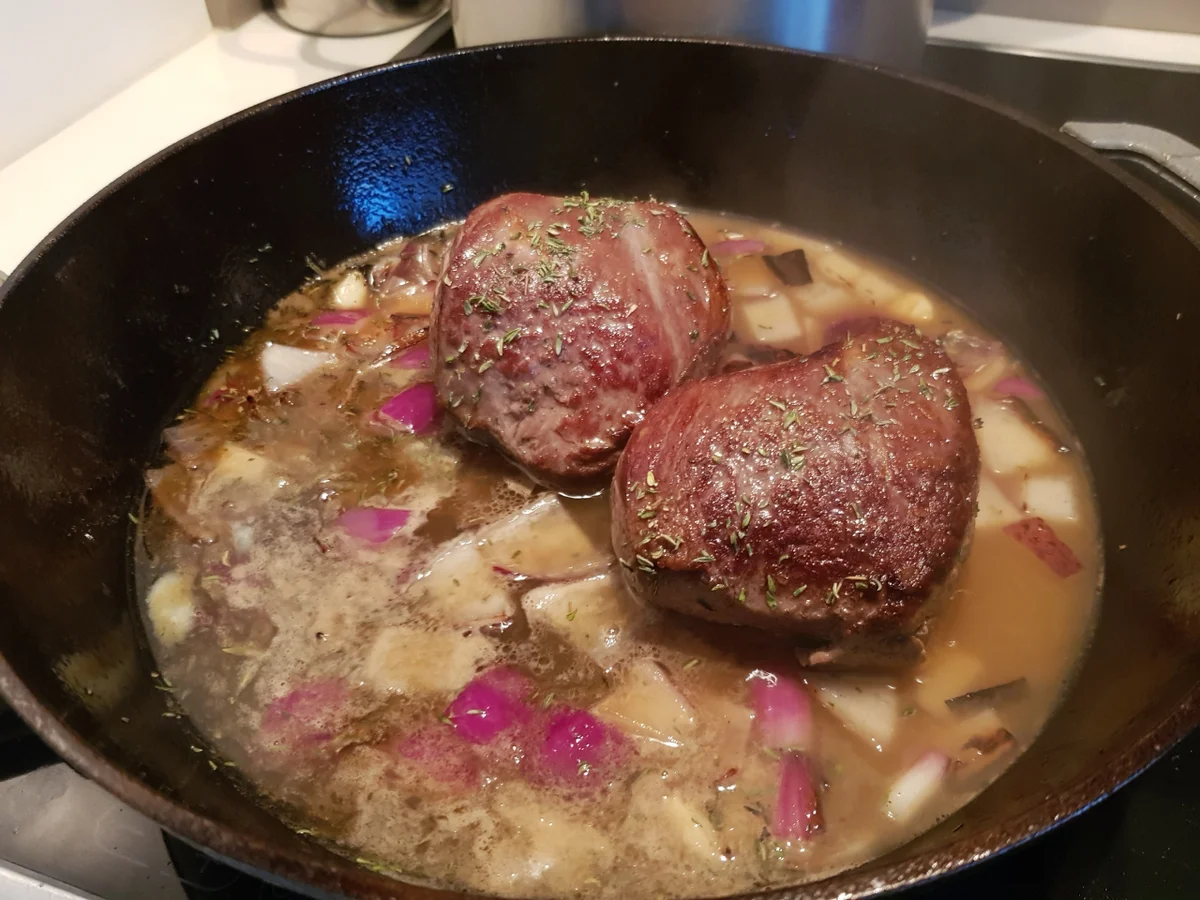 Rezept: Lammhüfte mit Metaxa-Soße Bild Nr. 3 Lammhüfte mit Metaxa-Soße - Rezept - Bild Nr. 3