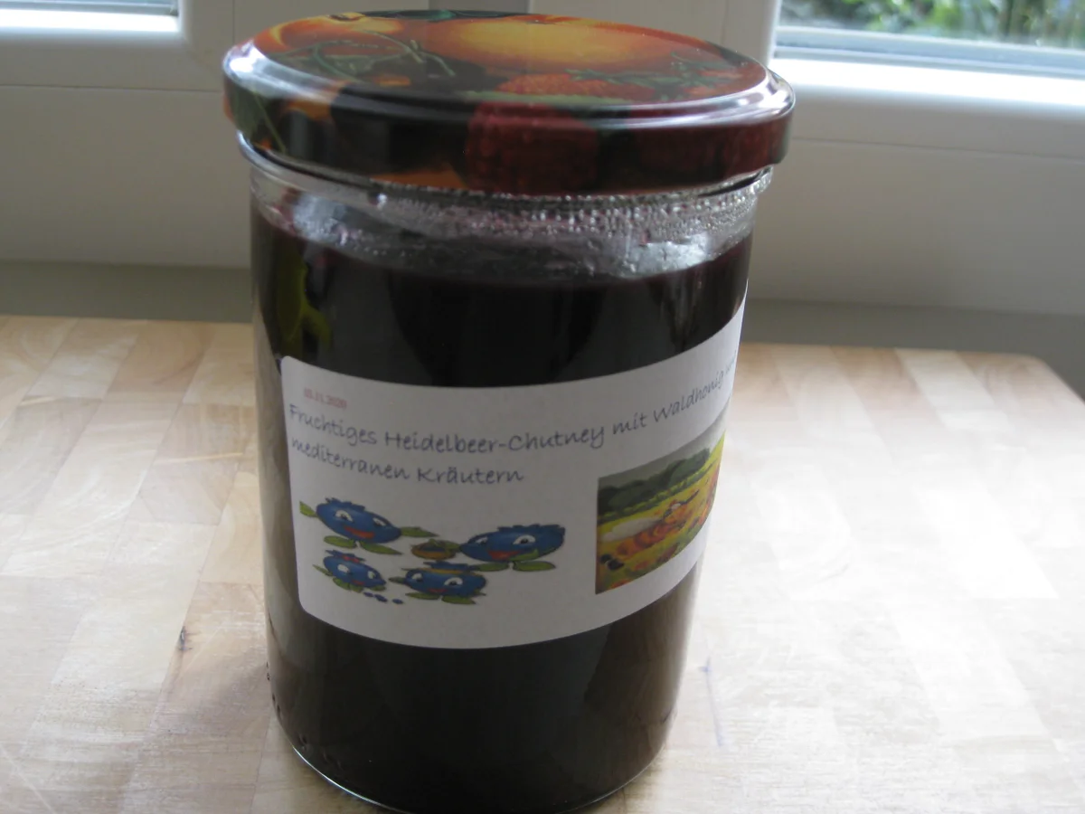 Heidelbeer-Chutney mit Waldhonig und mediterranen Kräutern - Rezept - Bild Nr. 2