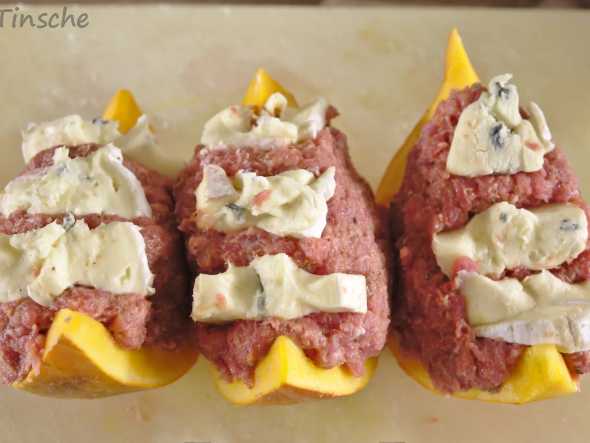 Gefüllter Kürbis mit Hackfleisch & Blauschimmelkäse im Speckmantel - Rezept - Bild Nr. 4