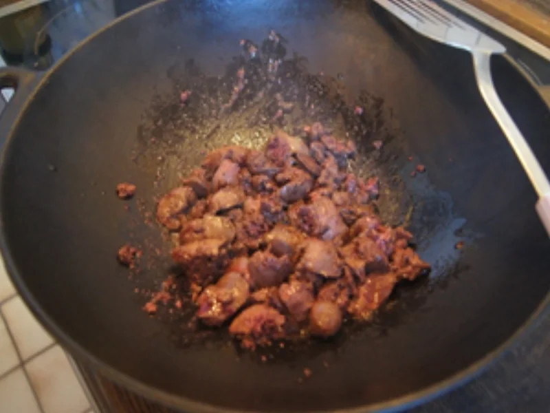 Herzhafte Hähnchenleber mit Zwiebeln im Wok und gelber Basmatireis - Rezept - Bild Nr. 6