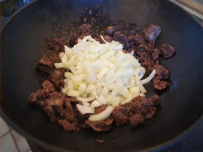 Herzhafte Hähnchenleber mit Zwiebeln im Wok und gelber Basmatireis - Rezept - Bild Nr. 7