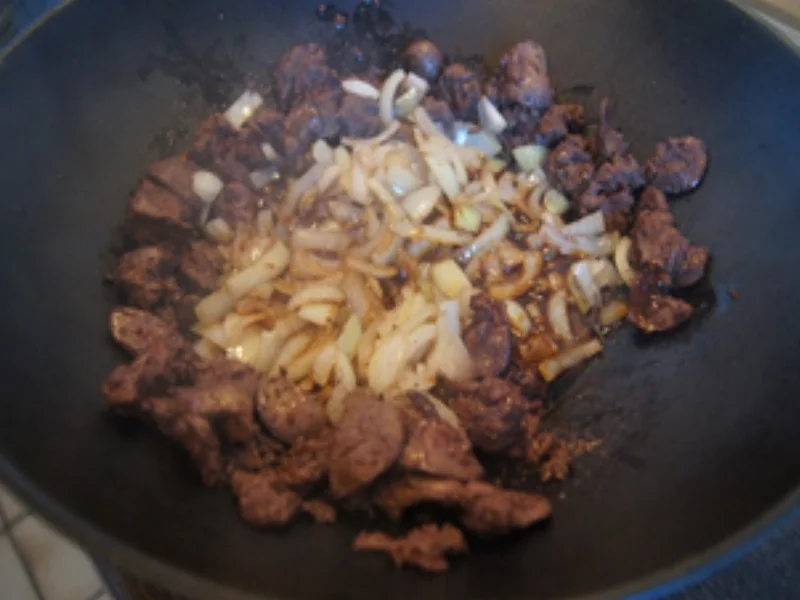 Herzhafte Hähnchenleber mit Zwiebeln im Wok und gelber Basmatireis - Rezept - Bild Nr. 8