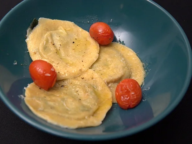Selbstgemachte Ravioli in Salbeibutter mit geschmolzenen Tomaten - Rezept - Bild Nr. 2