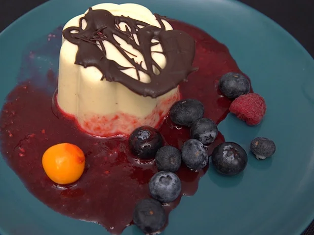 Salbei-Lavendel-Panna-Cotta mit Himbeerspiegel - Rezept - Bild Nr. 2