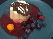 Rezept: Salbei-Lavendel-Panna-Cotta mit Himbeerspiegel Bild Nr. 2 Salbei-Lavendel-Panna-Cotta mit Himbeerspiegel - Rezept - Bild Nr. 2