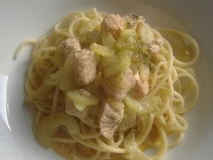 Frischlachs mit Gurken und Dillsauce auf Nudeln - Rezept