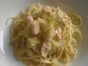 Frischlachs mit Gurken und Dillsauce auf Nudeln - Rezept