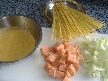 Frischlachs mit Gurken und Dillsauce auf Nudeln - Rezept