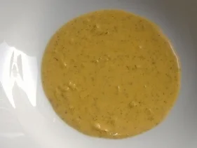 Frischlachs mit Gurken und Dillsauce auf Nudeln - Rezept
