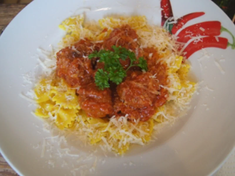 Nudeln mit Hackbällchen in pikanter Tomatensauce - Rezept - Bild Nr. 2