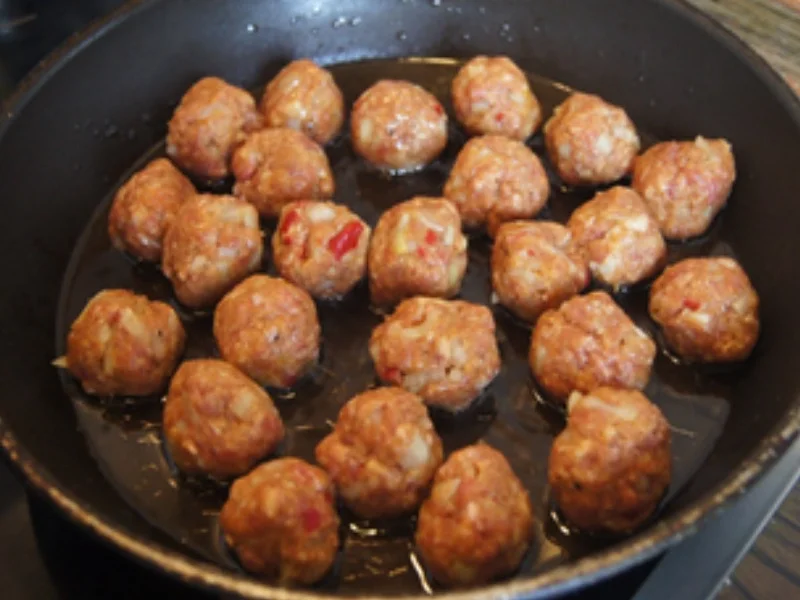 Nudeln mit Hackbällchen in pikanter Tomatensauce - Rezept - Bild Nr. 10