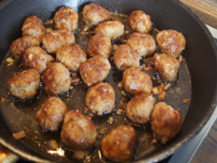 Nudeln mit Hackbällchen in pikanter Tomatensauce - einfach - von MausVoh
