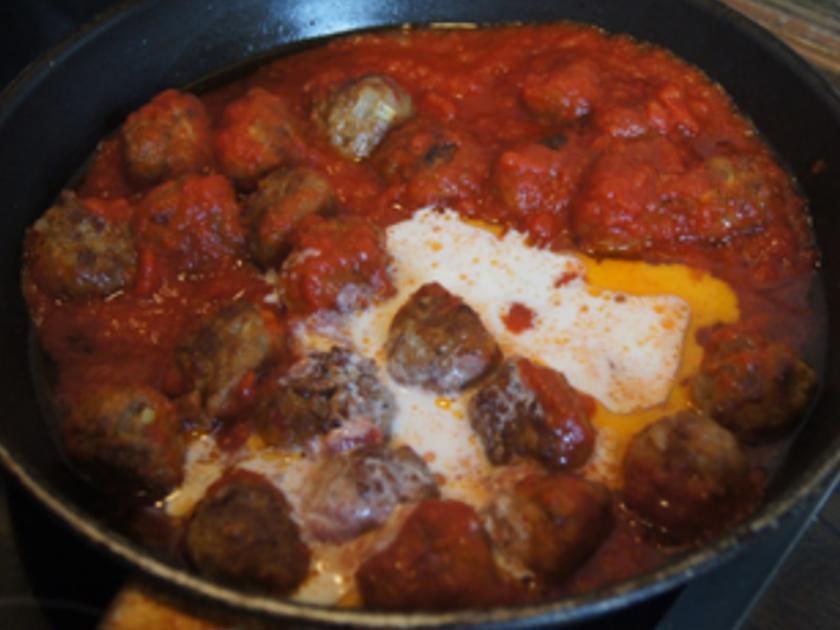 Nudeln mit Hackbällchen in pikanter Tomatensauce - einfach - von MausVoh