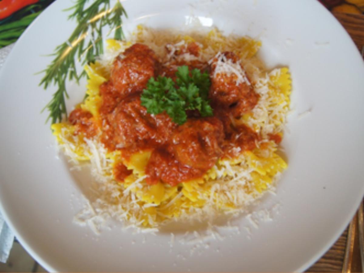 Nudeln mit Hackbällchen in pikanter Tomatensauce - einfach - von MausVoh