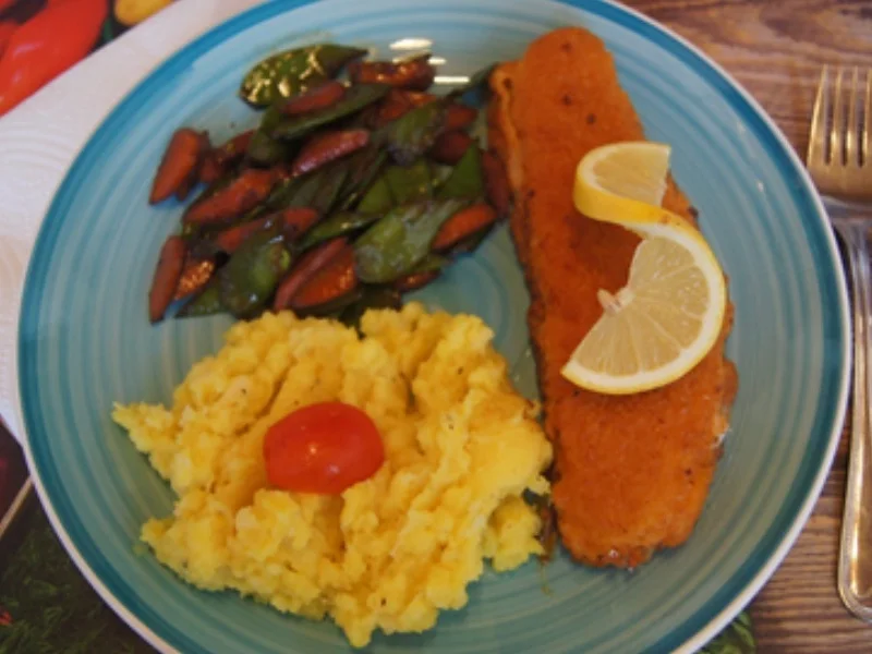 Paniertes Alaska Seelachsfilet mit Gemüse aus dem Wok und Sellerie-Kartoffel-Stampf - Rezept - Bild Nr. 2