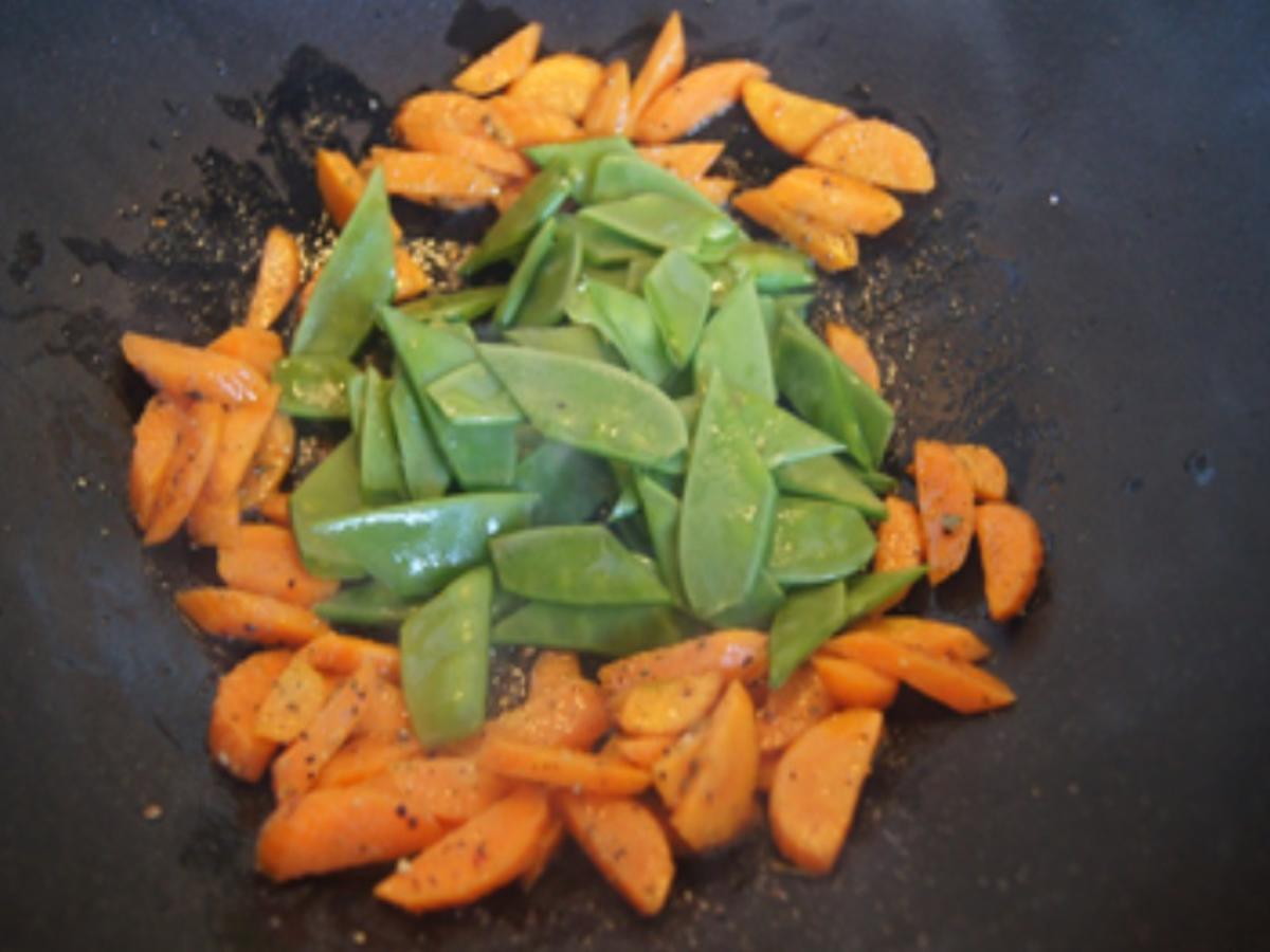 Paniertes Alaska Seelachsfilet mit Gemüse aus dem Wok und Sellerie-Kartoffel-Stampf - Rezept - Bild Nr. 10