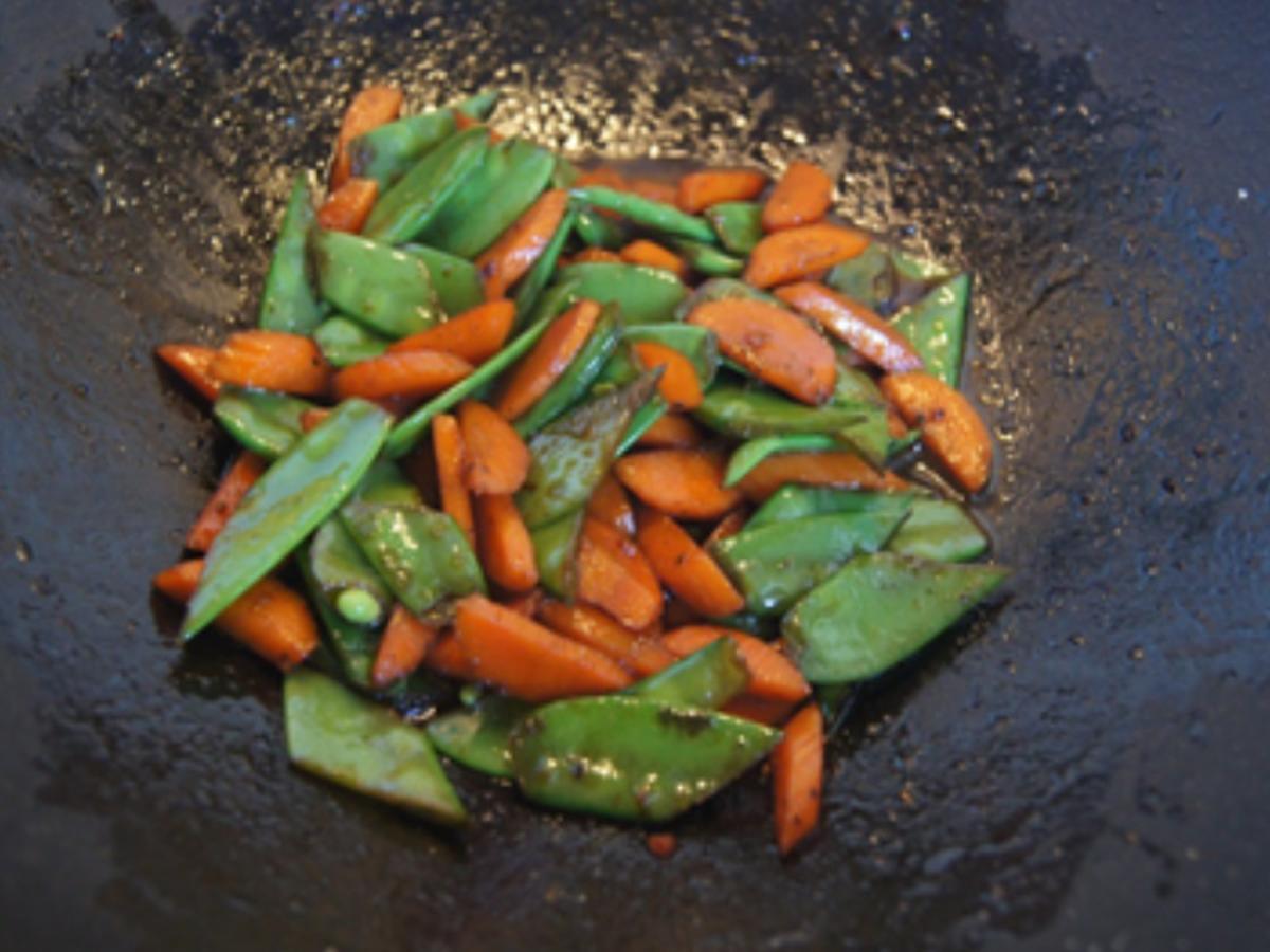 Paniertes Alaska Seelachsfilet mit Gemüse aus dem Wok und Sellerie-Kartoffel-Stampf - Rezept - Bild Nr. 11