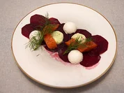Selbst gebeizte Lachsforelle auf Rote Beete-Bett an Meerrettich Panna Cotta und Honig-Senf - Rezept - Bild Nr. 2