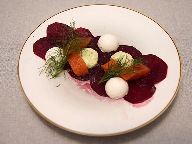 Selbst gebeizte Lachsforelle auf Rote Beete-Bett an Meerrettich Panna Cotta und Honig-Senf - Rezept - Bild Nr. 3