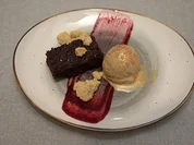 Haselnusseis auf einer Heidelbeerreduktion dazu Milchstreusel und Kaffee-Brownie - Rezept - Bild Nr. 2