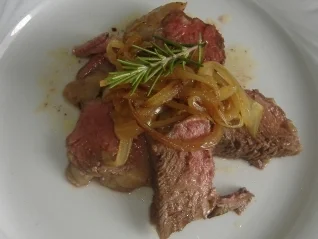 Chuleton a la brasa ( Rinderkotelett mit  Zwiebeln ) - Rezept