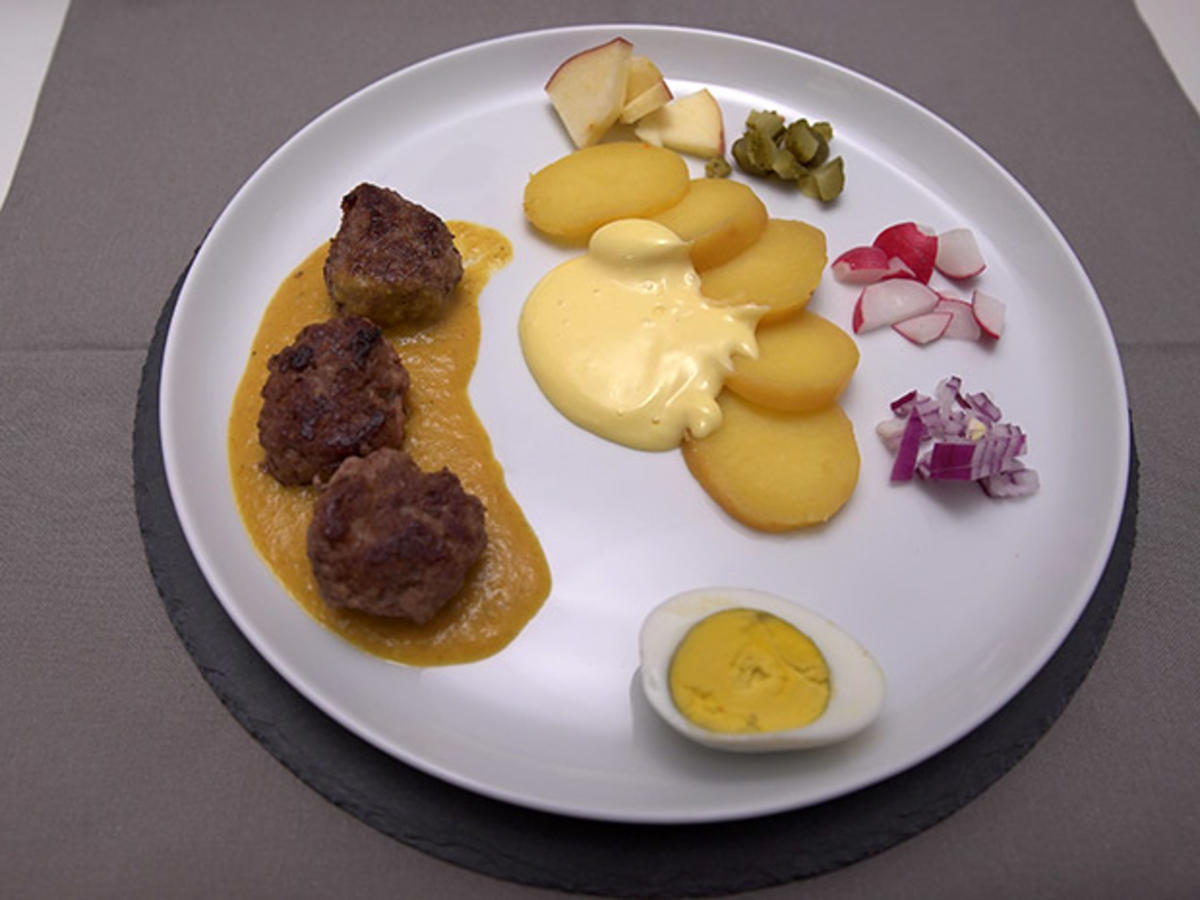 Kartoffelsalat, Frikadellchen mit Currysoße & Brot - Rezept - Bild Nr. 2