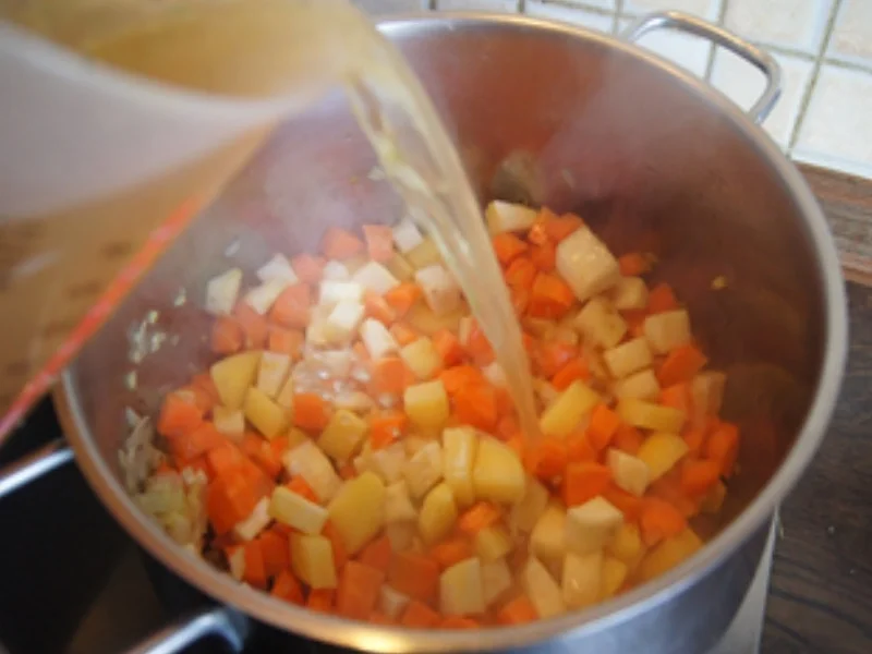 Möhrencremesuppe mit Hähnchenbrustfiletspießen - Rezept - Bild Nr. 9