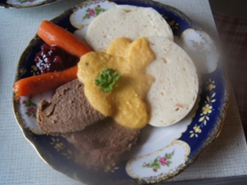 Tafelspitz mit Sauce à la Svieckova, Böhmschen Knödeln , Honig-Möhren und Preisebeeren - Rezept - Bild Nr. 2