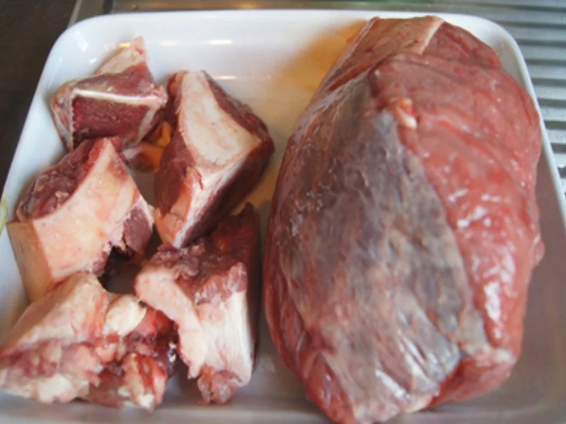 Tafelspitz mit Sauce à la Svieckova, Böhmschen Knödeln , Honig-Möhren und Preisebeeren - Rezept - Bild Nr. 3