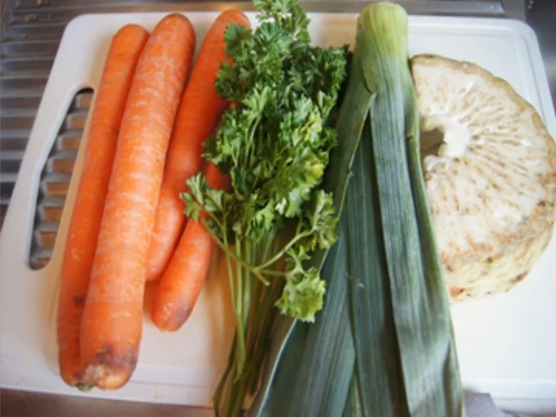 Tafelspitz mit Sauce à la Svieckova, Böhmschen Knödeln , Honig-Möhren und Preisebeeren - Rezept - Bild Nr. 4