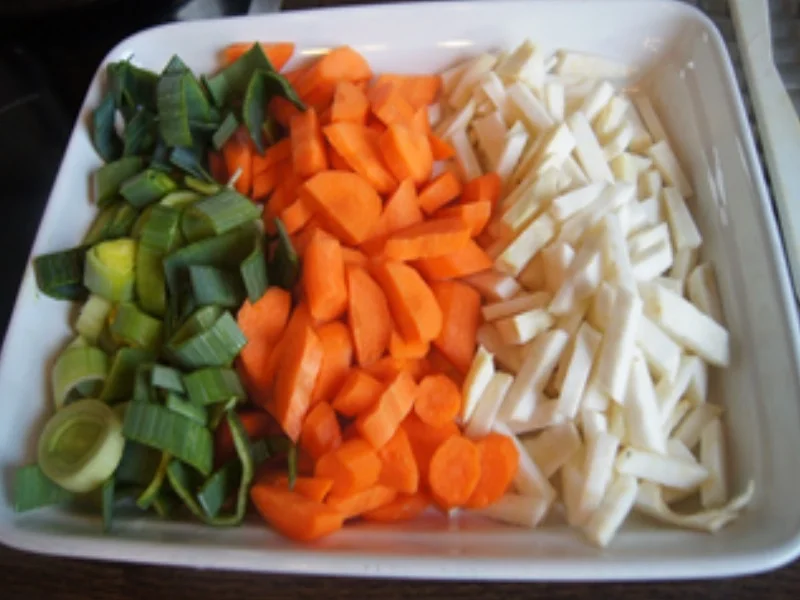 Tafelspitz mit Sauce à la Svieckova, Böhmschen Knödeln , Honig-Möhren und Preisebeeren - Rezept - Bild Nr. 5