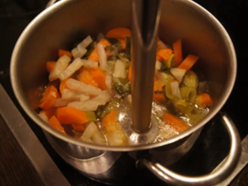 Tafelspitz mit Sauce à la Svieckova, Böhmschen Knödeln , Honig-Möhren und Preisebeeren - Rezept - Bild Nr. 9