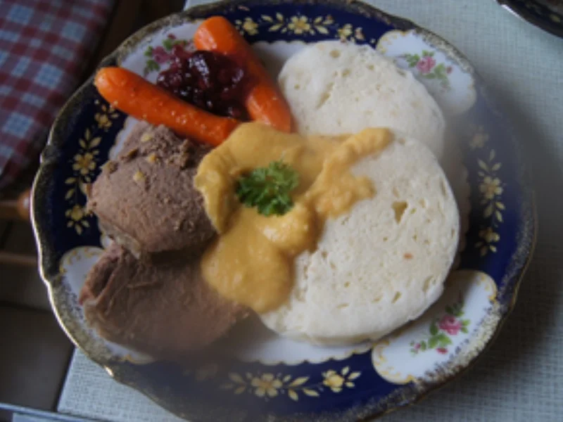 Tafelspitz mit Sauce à la Svieckova, Böhmschen Knödeln , Honig-Möhren und Preisebeeren - Rezept - Bild Nr. 17