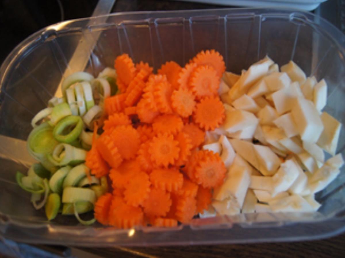 Suppe mit Leberknödeln, Gemüse, Eierstich und Suppennudeln - Rezept - Bild Nr. 6