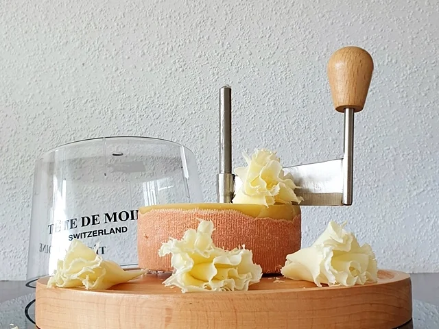 Hokkaido Kürbiskremesuppe mit Tête de Moine Röschen - Rezept - Bild Nr. 4