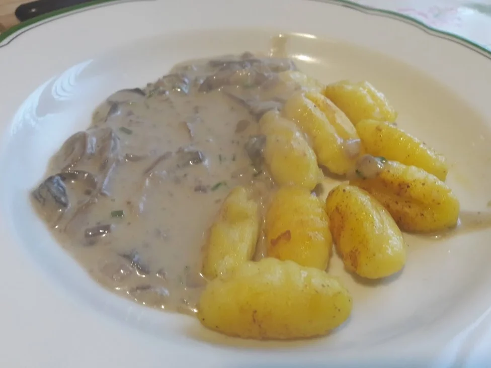 Rezept: Rahm-Champignons mit Gnocchi Bild Nr. 8 Rahm-Champignons mit Gnocchi - Rezept - Bild Nr. 8