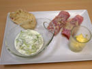 Überbackene, gefüllte Schinkenröllchen mit Gurkensalat und Ciabatta - Rezept - Bild Nr. 2