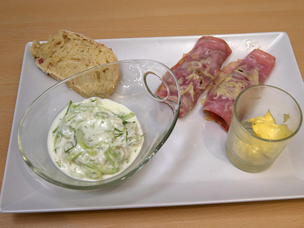 Überbackene, gefüllte Schinkenröllchen mit Gurkensalat und Ciabatta ...