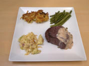 Rinderfilet mit weißer Pfefferrahmsoße, Reibeplätzchen, Rahmspitzkohl und Butterböhnchen - Rezept - Bild Nr. 11911