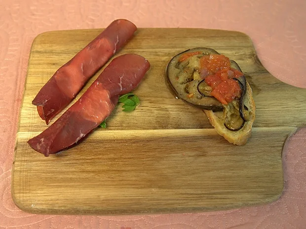 Rezept: Bresola mit Ziegen und Schafskäse in Trüffelöl mit Rucola Bild Nr. 2 Bresola mit Ziegen und Schafskäse in Trüffelöl mit Rucola - Rezept - Bild Nr. 2