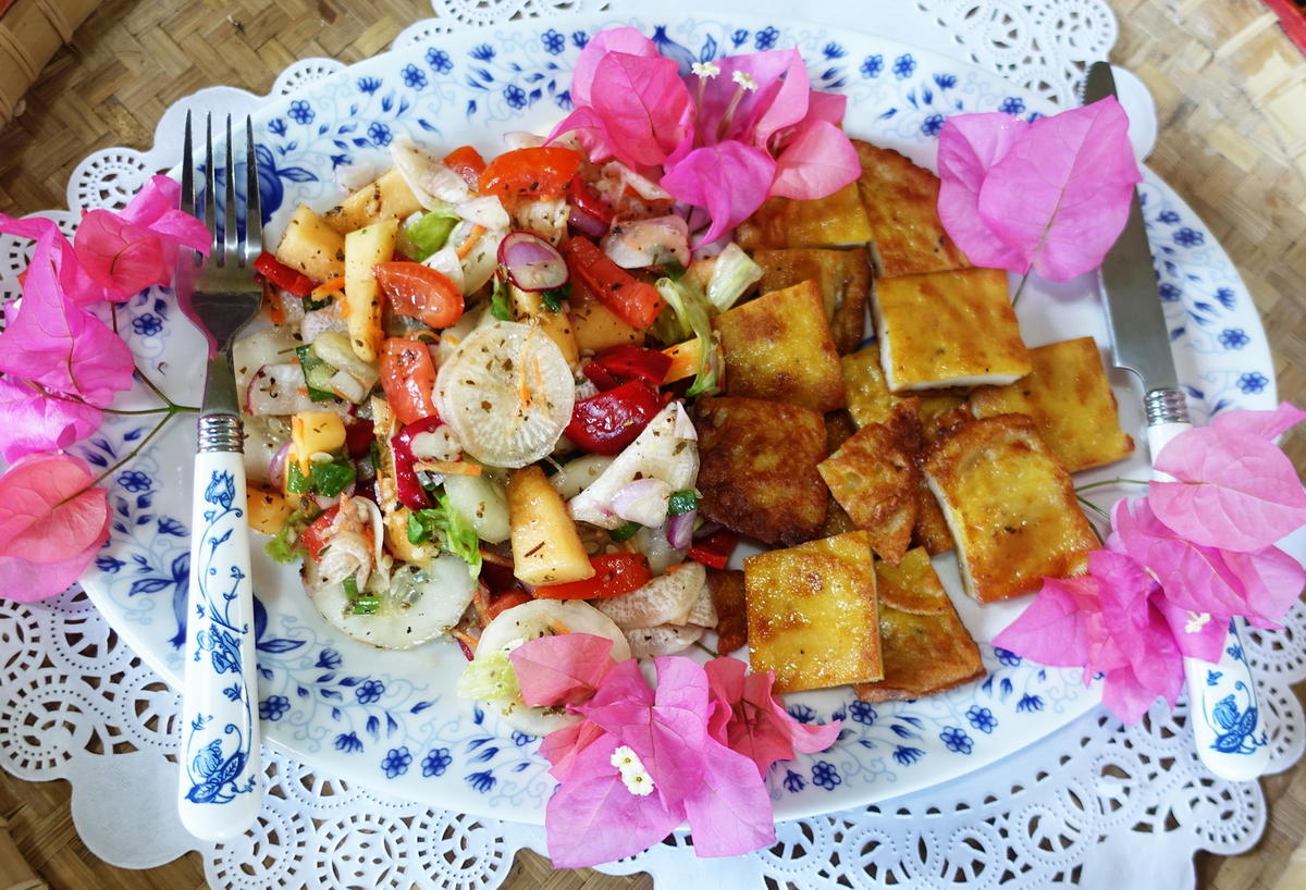 Türkischer Hirtensalat mit gebratenen Fischfiletstücken - Rezept - Bild Nr. 2
