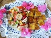 Türkischer Hirtensalat mit gebratenen Fischfiletstücken - Rezept - Bild Nr. 2