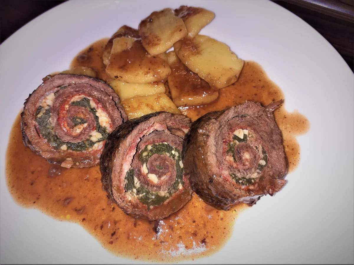 Rinderroulade mit Spinat-Parmesan-Pancetta-Fülle in Rotweinsauce - Rezept - Bild Nr. 2