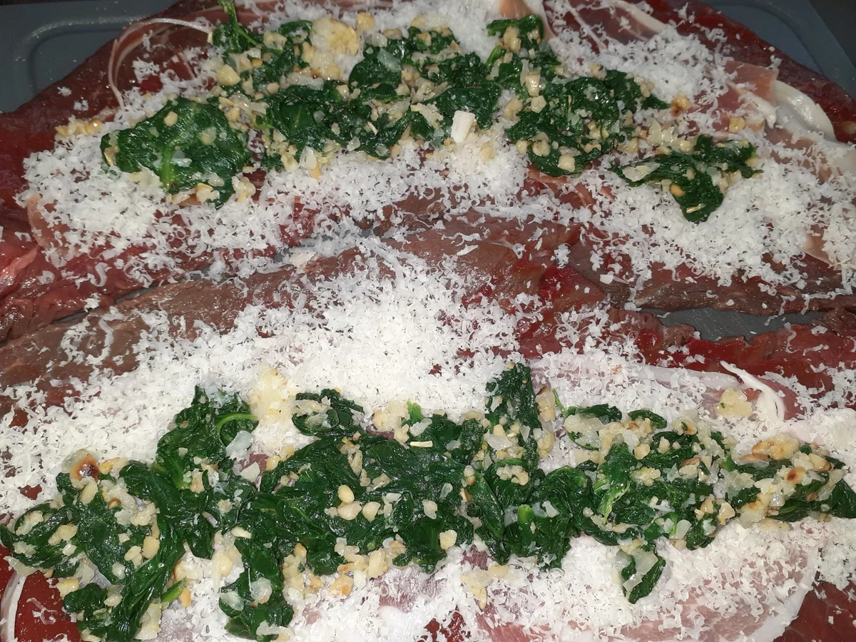 Rinderroulade mit Spinat-Parmesan-Pancetta-Fülle in Rotweinsauce - Rezept - Bild Nr. 3