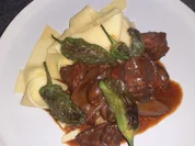 Gulasch mit Pimientos de Padrón und Safran-Nudeln - Rezept - Bild Nr. 2