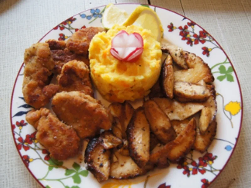Schweinefiletschnitzelchen mit gebratenen Steinpilzen und Möhren-Kartoffel-Stampf - Rezept - Bild Nr. 2